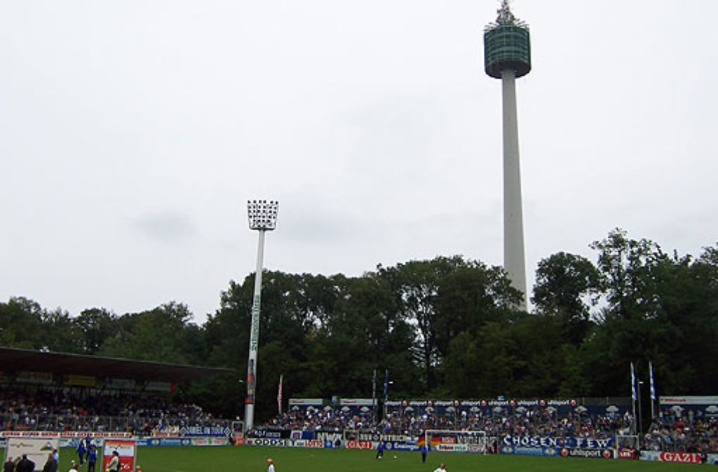 Gleich zwei besondere Ereignisse hat Wolfgang Stierle auf seinem Foto festgehalten: 2005 war der Fernsehturm wegen Renovierungsarbeiten verpackt - und die Kickers bestritten ein Pokalspiel gegen den Hamburger SV.