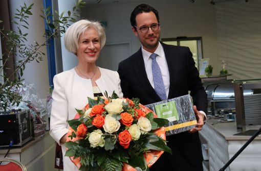 Bürgermeister Fabian Mayer verabschiedet Ulrike Zich. Foto: Georg Fried/l