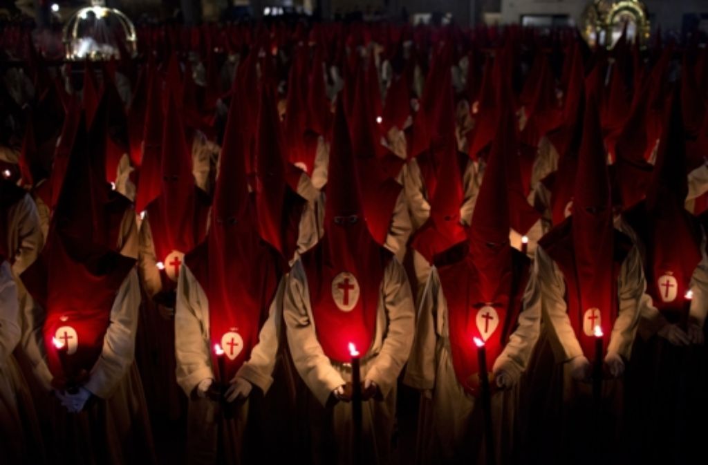 Mitglieder einer Bruderschaft in Zamora zelebrieren die Semana Santa mit Kerzen.