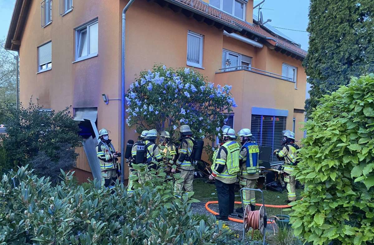 Am Montagabend brennt es in einem Mehrfamilienhaus in Ditzingen.