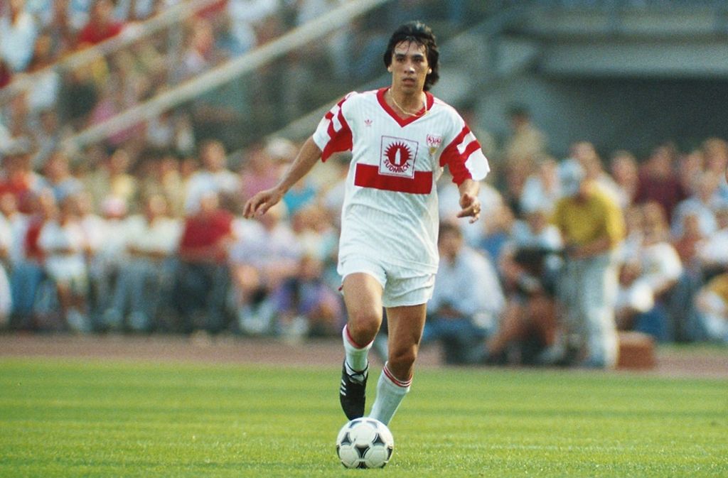 José Horacio Basualdo war der Ur-Argentinier im VfB-Trikot. Er kam 1989 nach Stuttgart, telefonierte anfangs monatlich für mehr als 1000 D-Mark nach Hause, wurde erst Publikumsliebling und dann in der Saison 1990/1991 unter Trainer Christoph Daum aussortiert. Seine Bilanz beim VfB: 51 Spiele, zwei Tore. Der 55-Jährige trainierte zuletzt den argentinischen Erstligisten CA Cerro (bis Januar 2018).