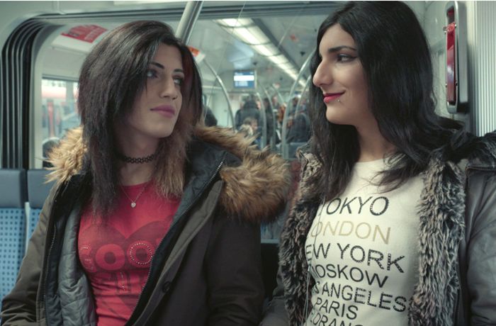 Zwei geflüchtete Transfrauen gehen ihren Weg