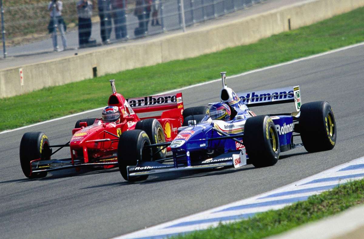 1997 kämpfen Michael Schumacher (li.) im Ferrari und Williams-Pilot Jacques Villeneuve um den Titel – im Saisonfinale in Jerez versucht der Deutsche seinen Kontrahenten zu rammen – was misslingt. Schumacher scheidet aus, der Kanadier fährt weiter.
