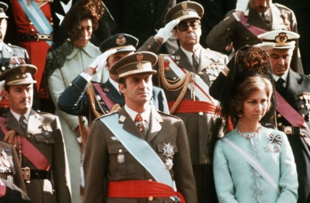 Statt die Diktatur fortzuführen, verzichtet Juan Carlos auf Machtbefugnisse und gibt den Anstoß zu demokratischen Reformen. Die letzten Zweifler bringt er auf seine Seite, als er am 23. Februar 1981 die junge Demokratie gegen einen Putschversuch vonMilitärs verteidigt.
