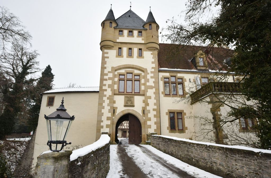 Burg Jagsthausen: Die in Anlehnung an Goethes Drama Götz von Berlichingen Götzenburg genannte Feste liegt in Jagsthausen (Landkreis Heilbronn) und ist einer der Stammsitze der Herren von Berlichingen.