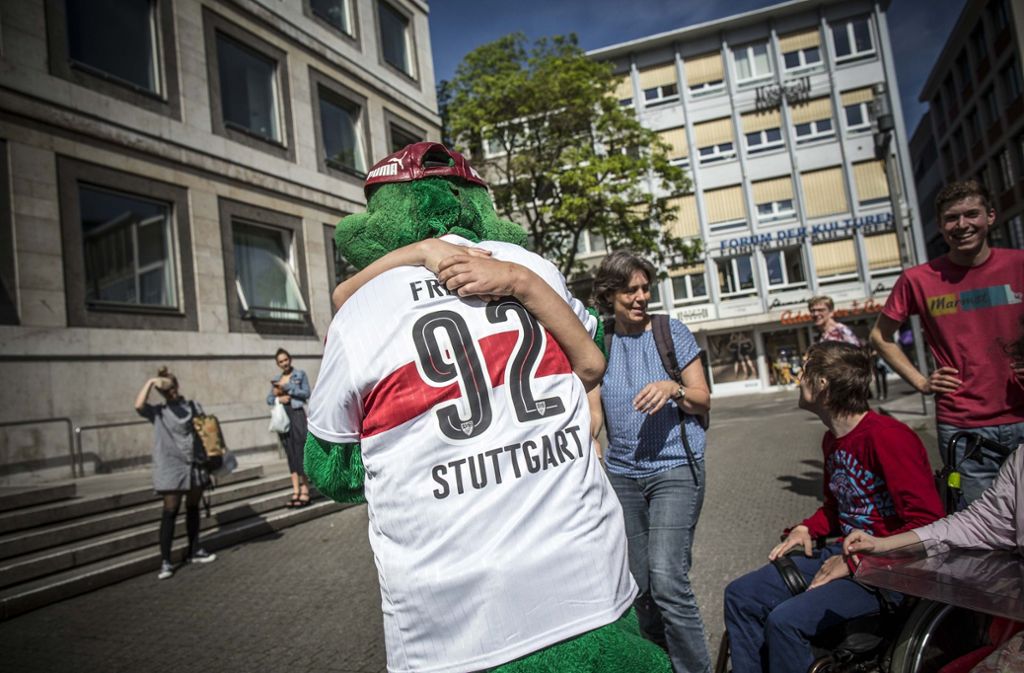 Fritzle umarmt einen VfB-Fan.
