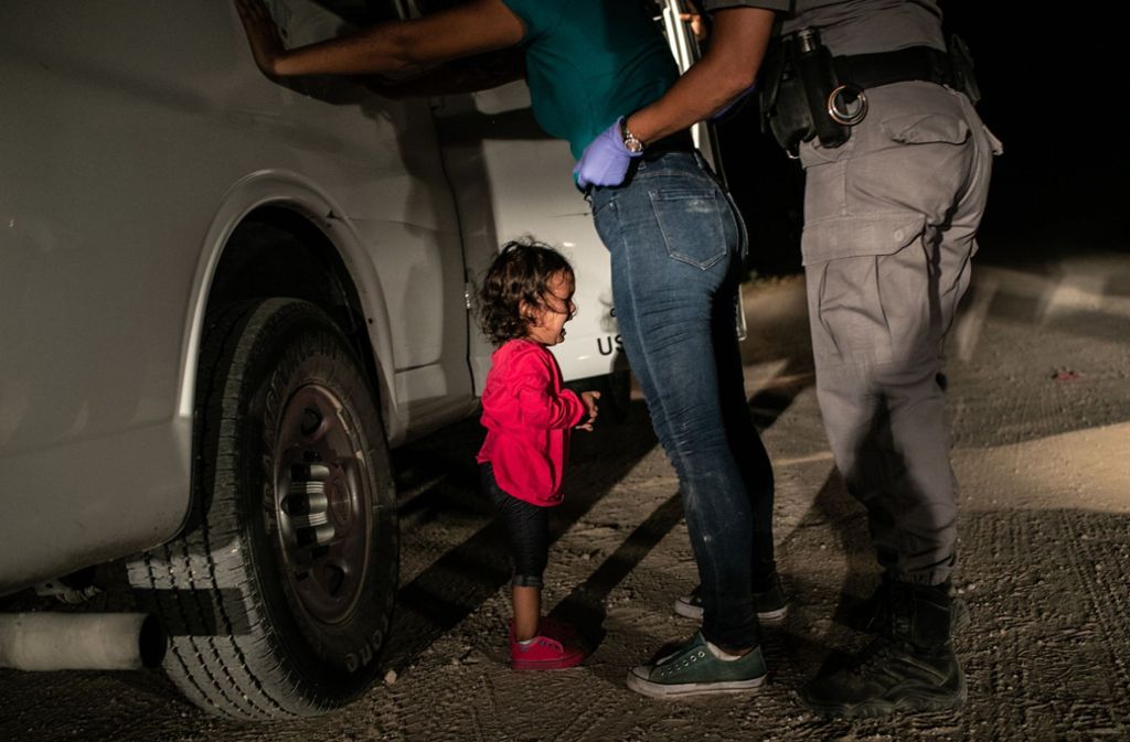 John Moore zeigt ein zweijähriges honduranisches Mädchen, das an der Grenze zu Mexiko festgehalten wird und seine Eltern sucht.