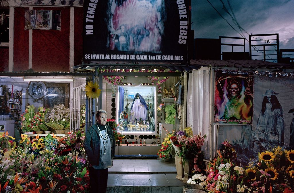 Dona Queta hat in ihrem Haus in Tepito einen Altar für Santa Muerte, die Schutzheilige der Mörder, Drogenhändler und Prostituierten, eingerichtet.