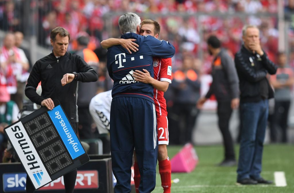 Herzliche Umarmung mit dem Bayern-Trainer Ancelotti.