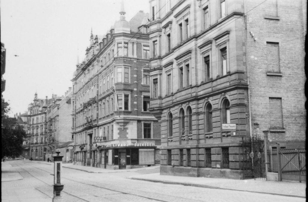 Weiter geht es zur Ecke Christophstraße. Eine Bäckerei gibt es auch heute noch in diesem Gebäude.