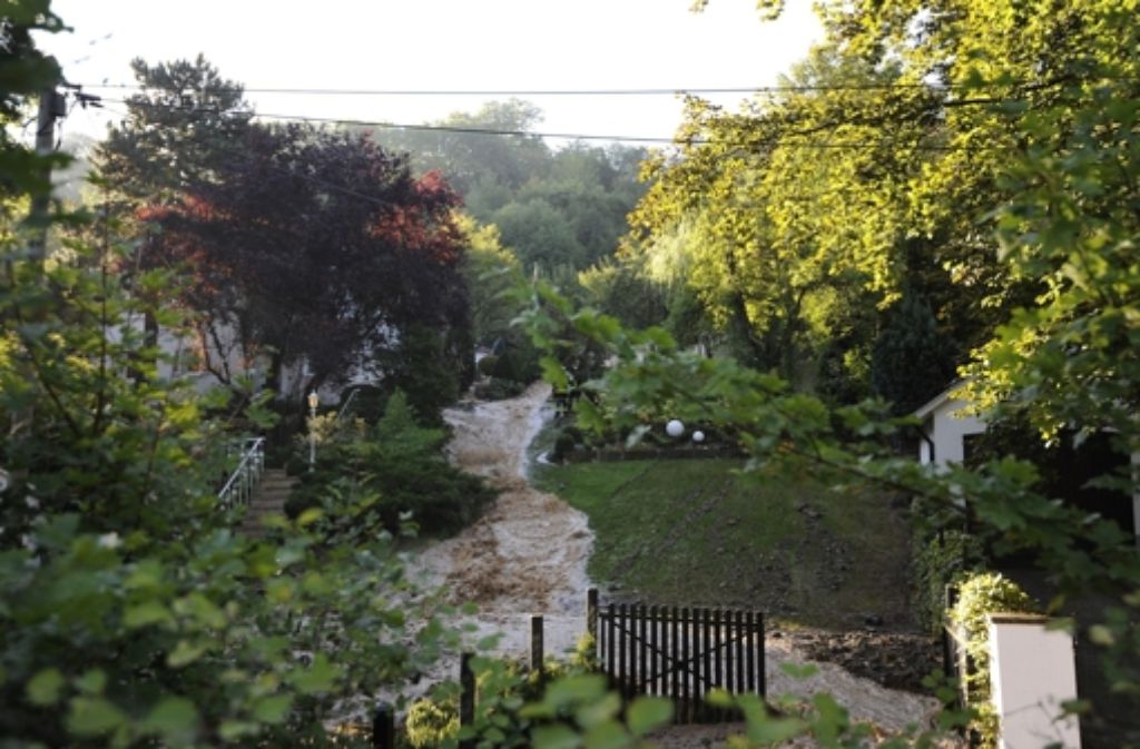 Das Wasser sucht sich seinen Weg durch Gärten in Kaltental