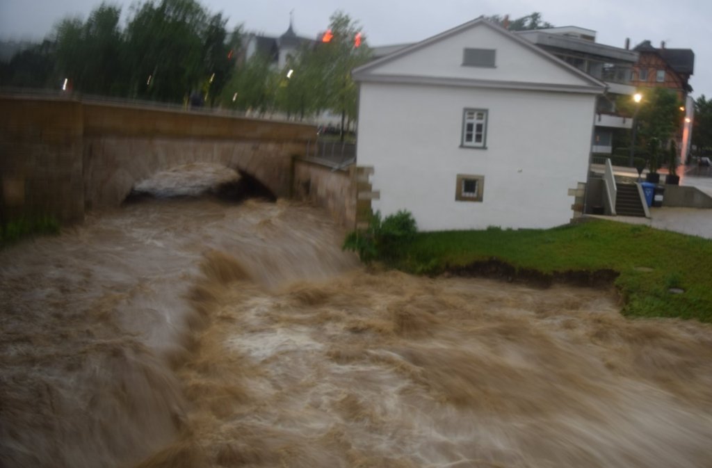 In Schwäbisch Gmünd trat bei den schweren Unwettern vom Sonntag die Rems über die Ufer.