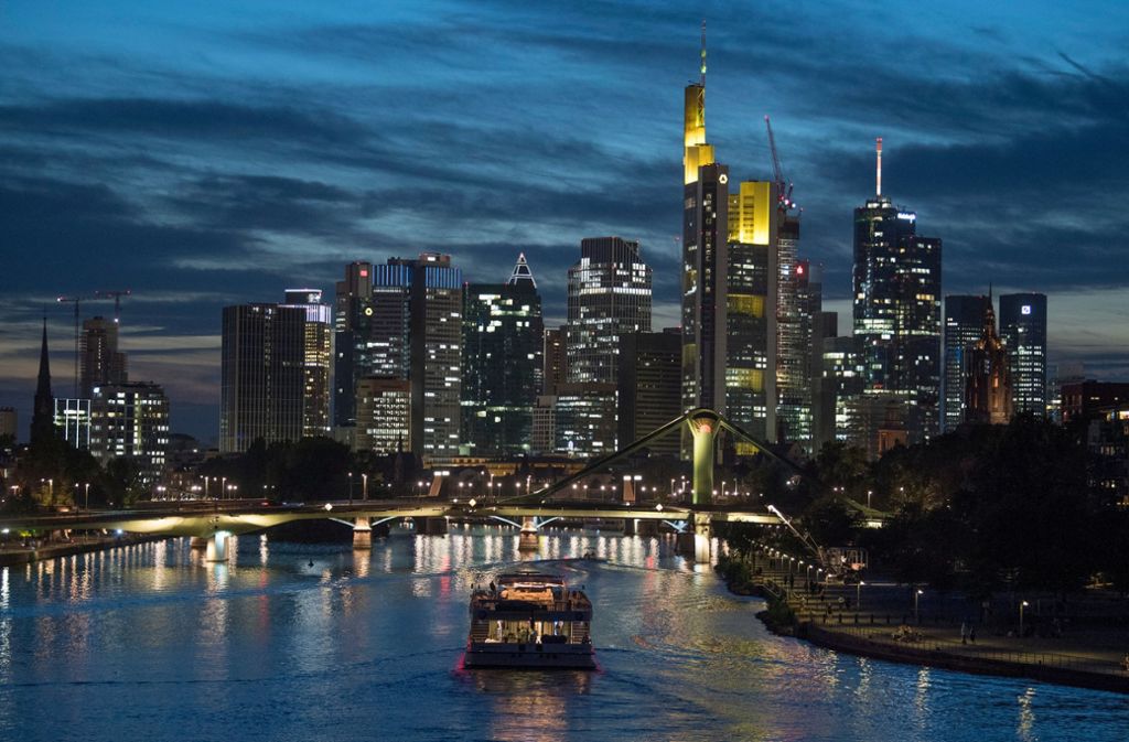 Frankfurt am Main by night: Die Stadt ist der Star der neuen Netflix-Serie „Skylines“. Foto: dpa