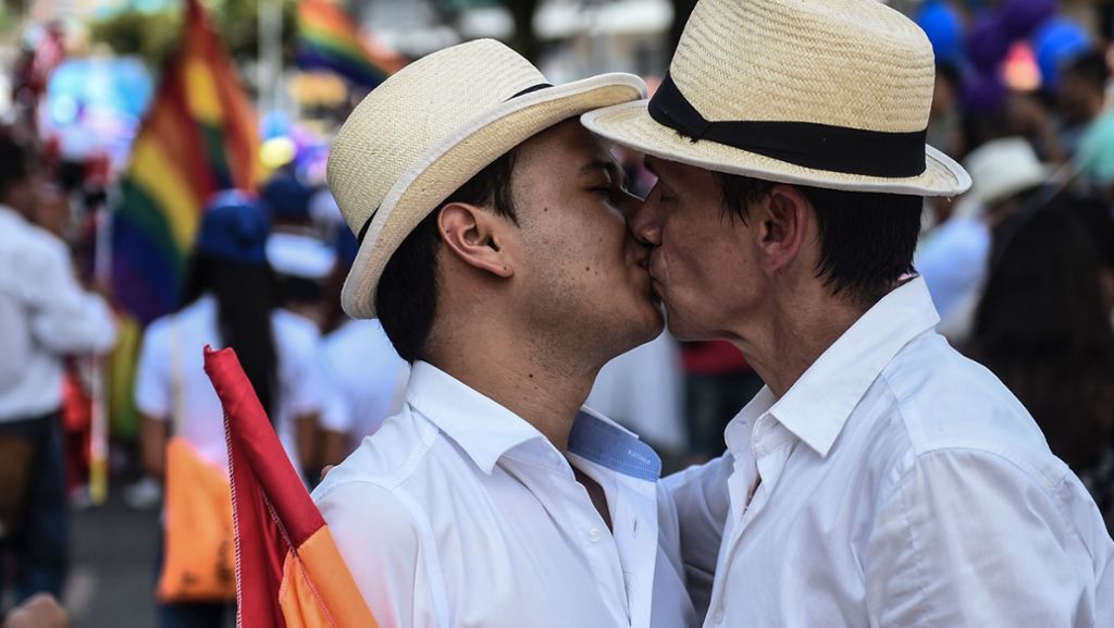  Brunei hatte die Todesstrafe für homosexuellen Geschlechtsverkehr und für Ehebrecher eingeführt. Nach internationaler Kritik möchte das konservative Sultanat diese nun aussetzen. 