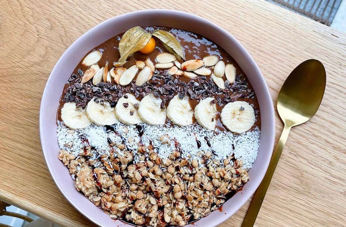 Die „Postmichel Bowl“ im Café Findelkind besteht unter anderem aus Kakao, Datteln und pürierter Banane.