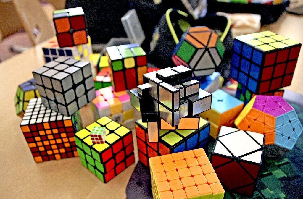 Der ungarische Bauingenieur und Architekt Ernö Rubik hatte 1974 die Idee für den Zauberwürfel (englisch Rubik’s Cube), der in den achtziger Jahren internationale Bekanntheit erlangte – und nach wie vor beliebt bei Alt und Jung ist.