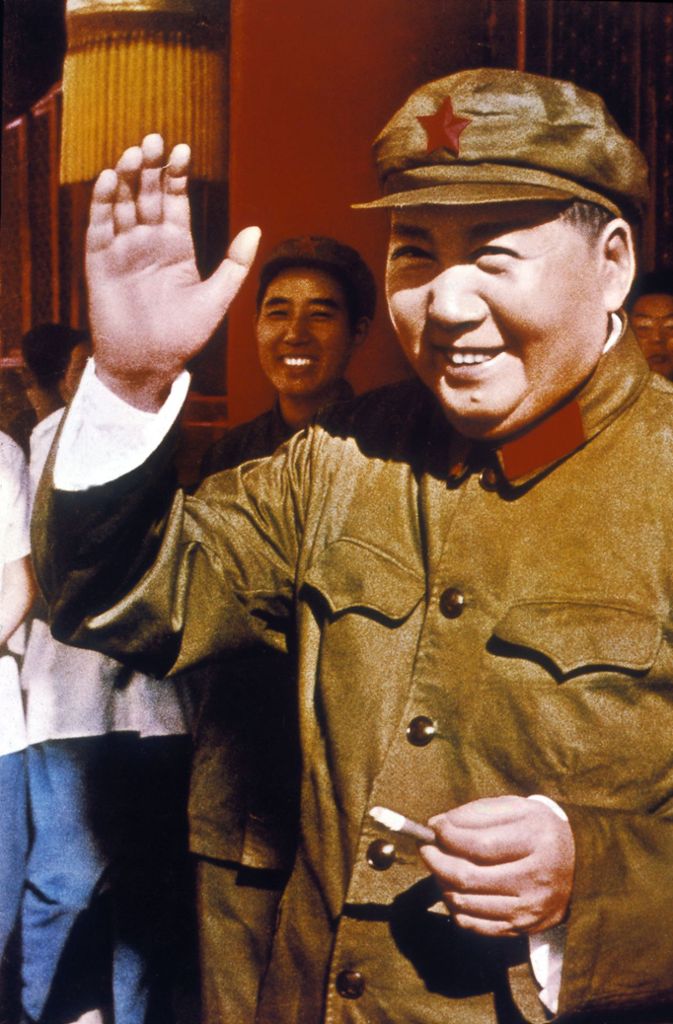 Maos Versuch, den Rückstand zum Westen aufzuholen endet im Desaster. Während des „Großen Sprungs nach vorn“ (1958-1961) verhungern Millionen Menschen.
