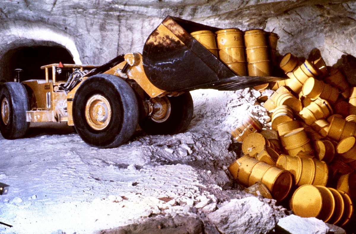1967: Das Zwischenlager Asse in Niedersachsen wird eingerichtet. Bis 1978 werden dort 125 000 Fässer mit 47 000 Kubikmeter schwach- und mittelradioaktive Abfälle eingelagert. Da das Bergwerk instabil ist, müssen die Abfälle heute zurückgeholt und das Bergwerk anschließend stillgelegt werden. Experten rechnen mit Kosten von bis zu sechs Milliarden Euro (Foto von 2015).