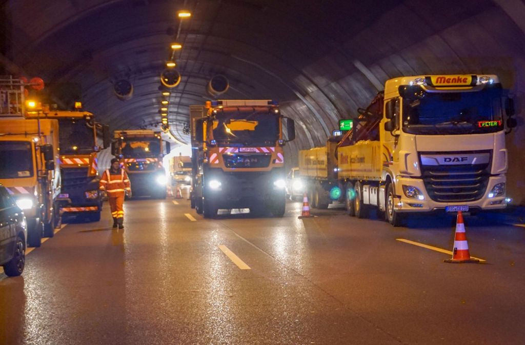 Zu einem Verkehrsunfall im Engelbergtunnel in Fahrtrichtung Stuttgart kam es aufgrund eines Staus am Dienstagmorgen gegen 9 Uhr.