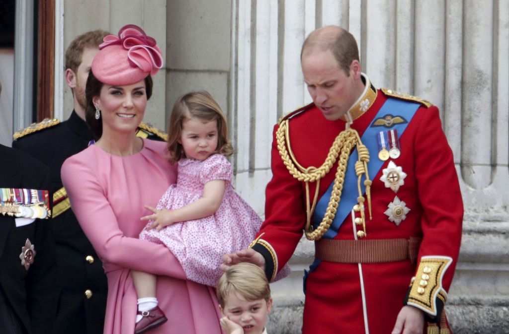 Aber auch bei der Parade einige Tage zuvor zeigten sich Herzogin Catherine, Prinzessin Charlotte, Prinz George und Prinz William in schicker Kleidung: Auf einem Balkon des Buckingham Palace ...