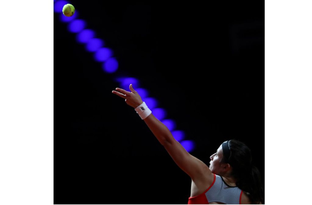 Das gelbe Ding ist der Ball: Anastasija Sevastova beim Aufschlag.