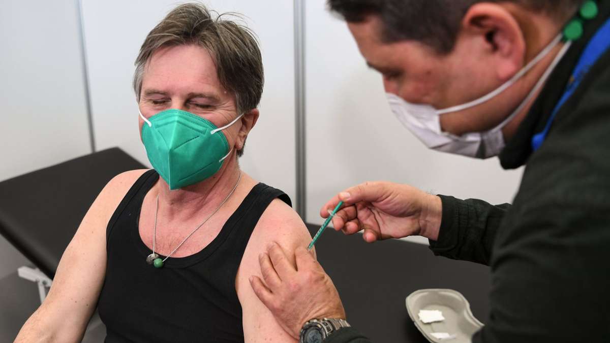  Baden-Württembergs Gesundheitsminister Manne Lucha ist gegen das Coronavirus geimpft worden. Der 60-Jährige bekam das Vakzin von Astrazeneca verabreicht. 