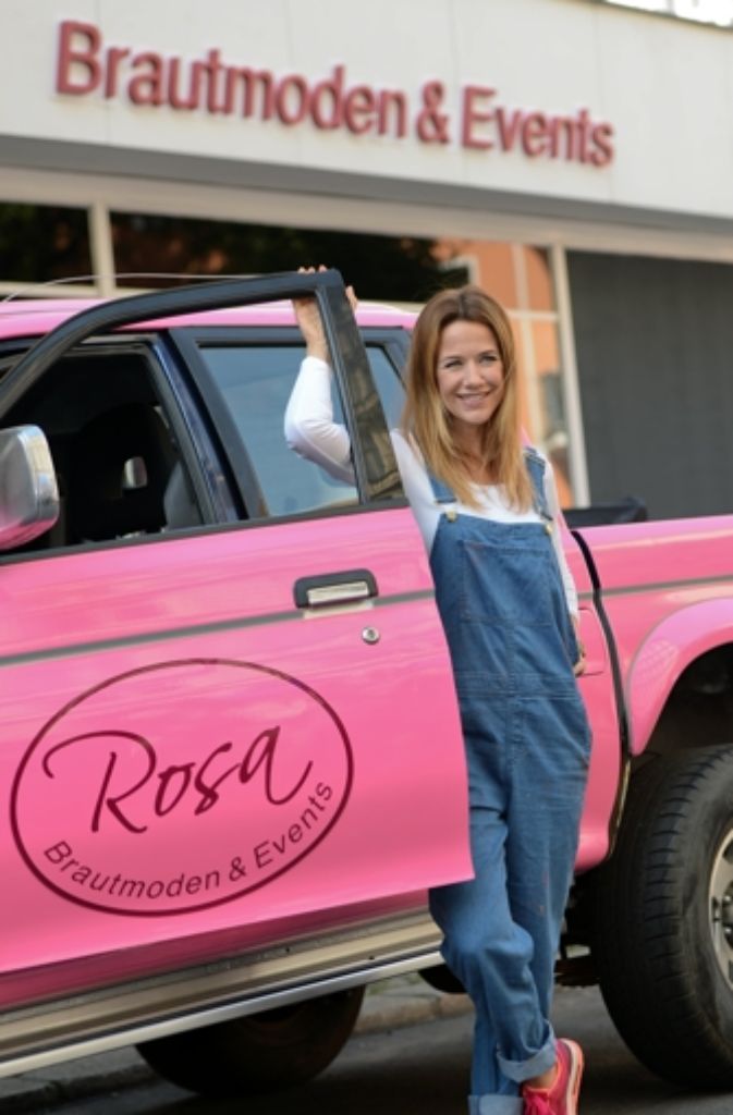 Ebenfalls schon 2014 in Latzhose zu sehen: die Schauspielerin Alexandra Neldel in ihrer Rolle als Hochzeitsplanerin Rosa bei de Dreharbeiten zur ARD-Reihe „Rosa“.