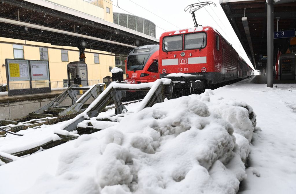 Zwei Züge stehen im verschneiten Bahnhof von Stralsund.