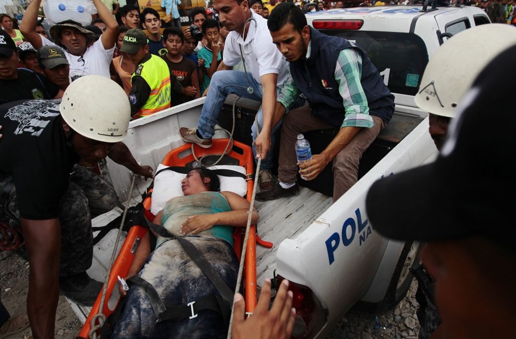 Bisher wurden mehr als 2 000 Menschen bei dem Erdbeben verletzt. Hier wird eine Frau auf einer Liege ins Krankenhaus transportiert.