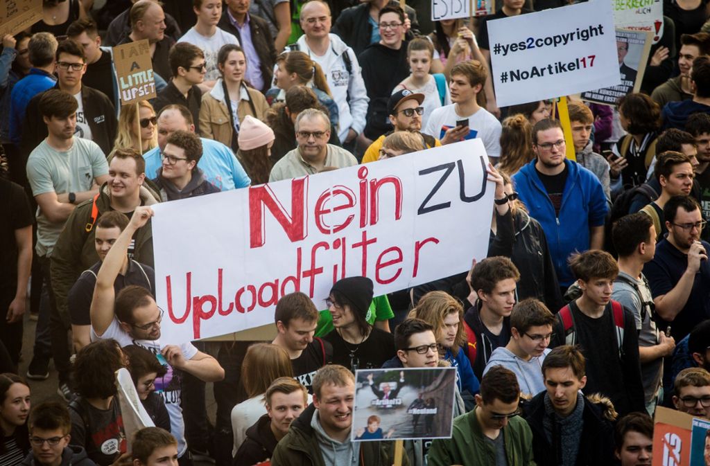 Aus Protest gegen die geplante Reform des Urheberrechts sind am Samstag in Stuttgart und weiteren Städten im Südwesten Tausende zumeist junge Menschen auf die Straße gegangen.