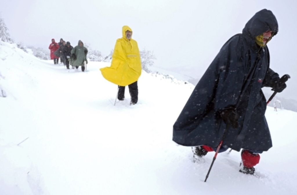Pilger kämpfen sich durch den Schnee in Galizien.