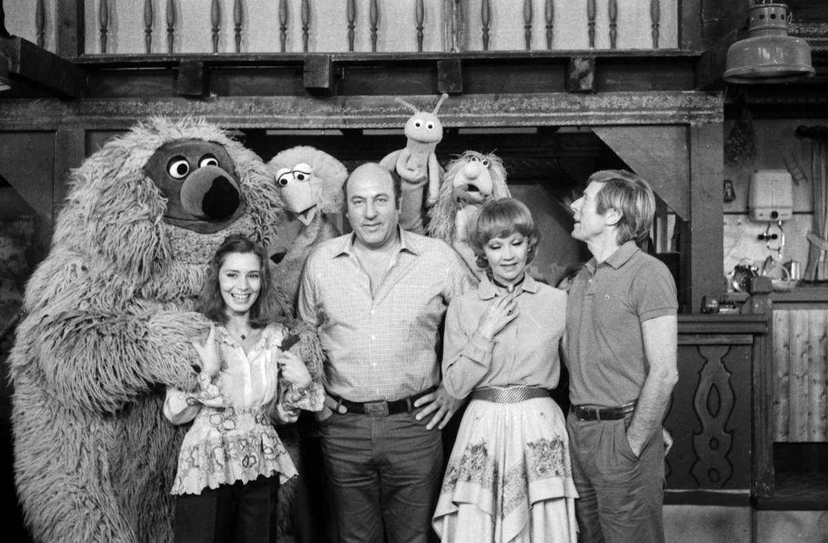 . . . gab es in der deutschen Version den Bären Samson. 1978 startete die „deutsche Sesamstraße“ als Rahmenhandlung, die das Studio Hamburg des NDR in Wandsbek produzierte.