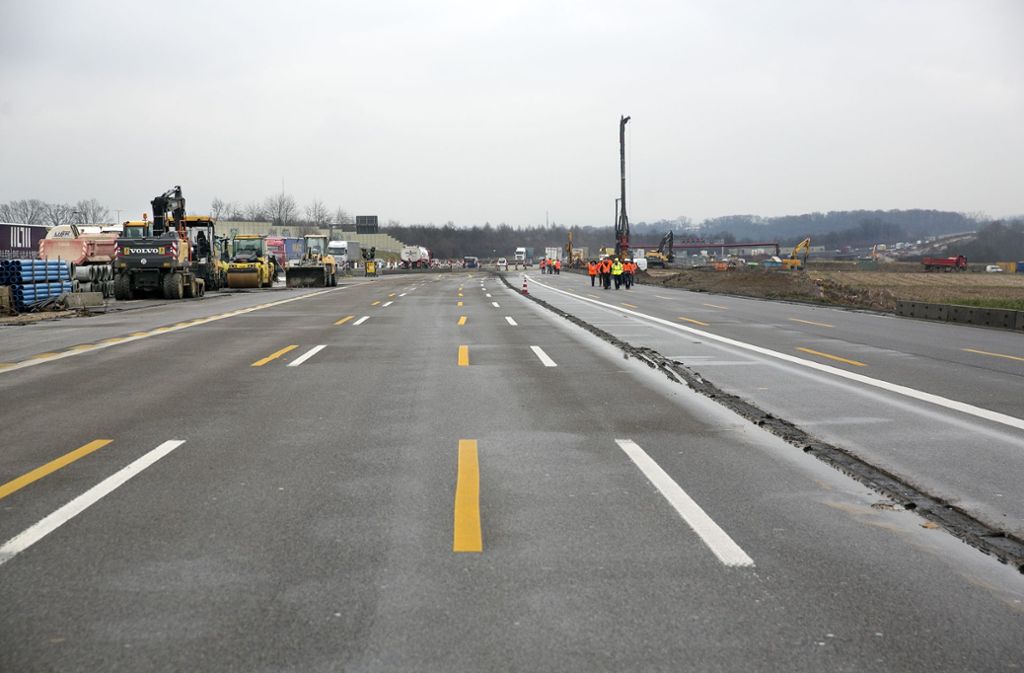 Der Verkehr auf der Autobahn 8 bei der Rastanlage Denkendorf wird nicht über die Baustelle, . . .