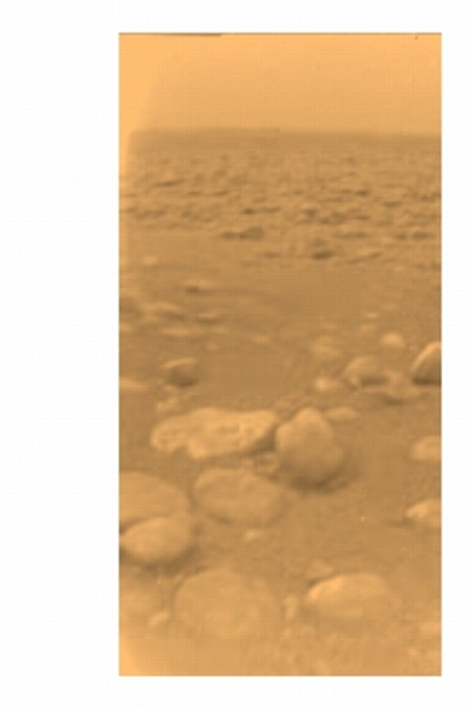 Das einzige Bild, das die Sonde Huygens nach ihrer Landung auf dem Titan zur Erde funkte, zeigt eine Ebene mit faustgroßen Brocken. Es handelt sich nicht um Steine, sondern um gefrorenes Gas. Auf der Oberfläche des Titan ist es minus 180 Grad Celsius kalt.