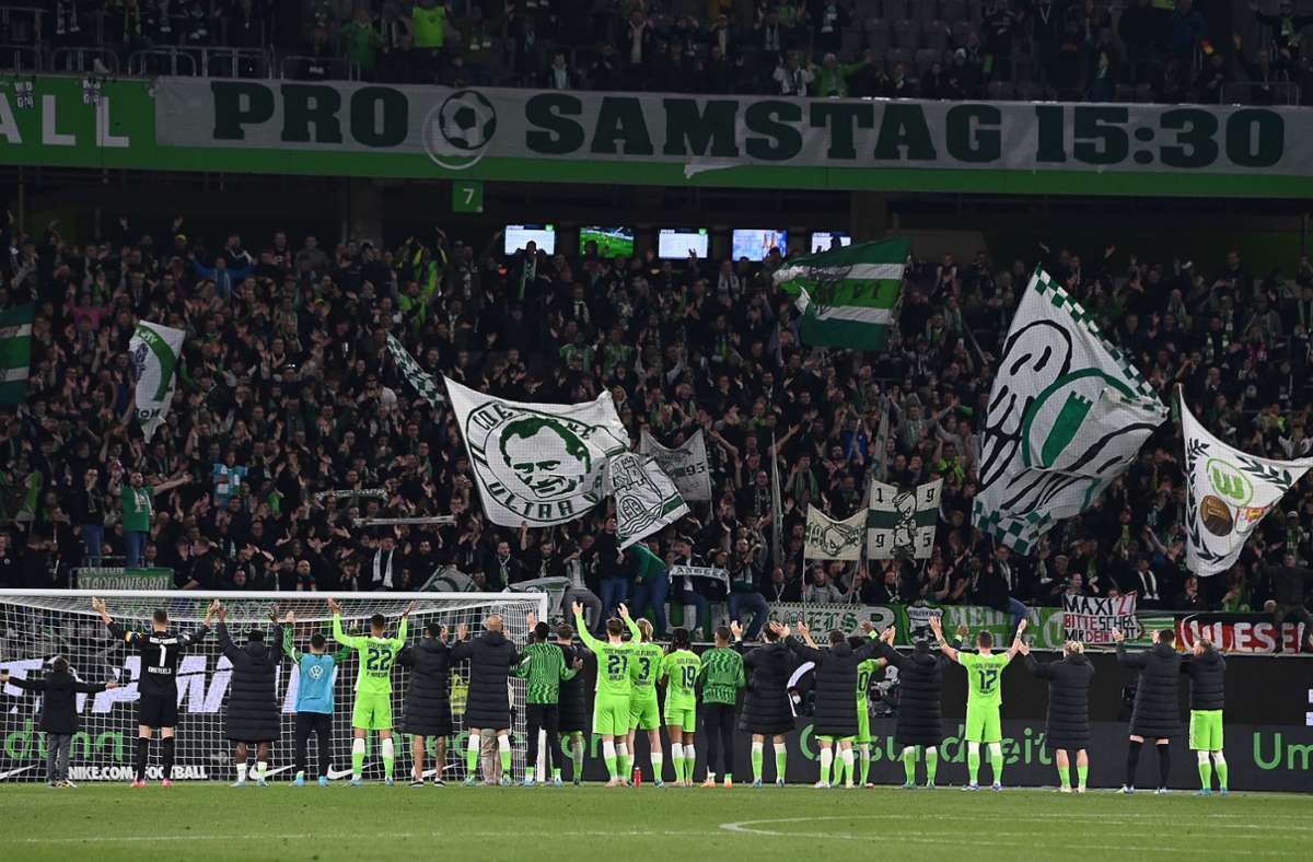 145 Euro kostet beim VfL Wolfsburg die günstigste Stehplatzdauerkarte für die kommende Saison. Damit bietet der Club das billigste Saisonticket aller 18 Vereine an. Im Schnitt kostet die günstigste Stehplatzdauerkarte 196,80 Euro.