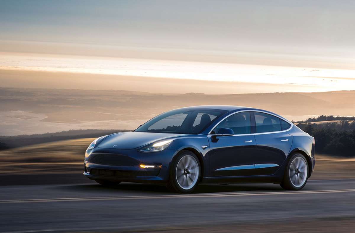Das Model 3 ist der Tesla unter den Kompaktwagen. Die neueste Version gibt es ab einem Einstiegspreis von 43 970 Euro. Die Reichweite wird mit 448 Kilometern angegeben.