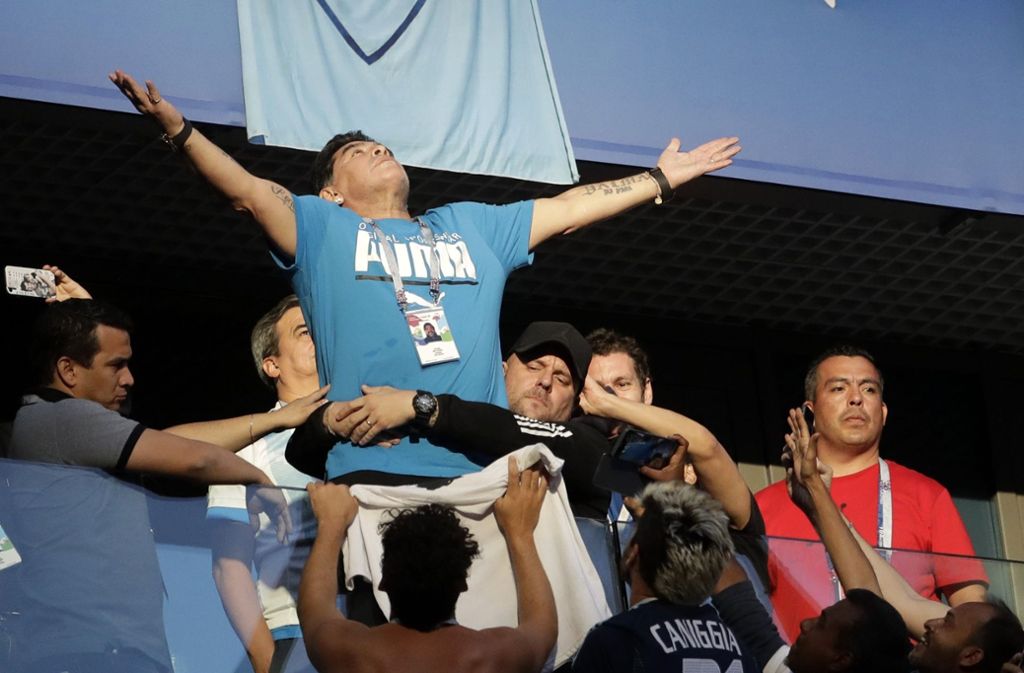 Argentinien: Durch flotten Fußball sind die Argentinier bei der WM bislang nicht aufgefallen. Dafür umso mehr durch einen absurden Auftritt der Fußball-Ikone Diego Maradona und Sticheleien gegen Deutschland. Wir sagen: Daumen runter für die Gauchos.