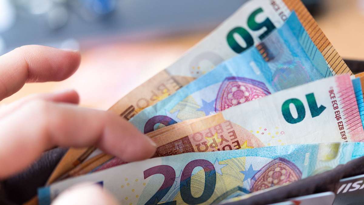 Trickbetrügerin in Vaihingen an der Enz: Angeblich Gehörlose stiehlt Geldschein