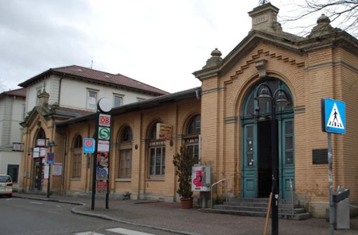 Das altehrwürdige Bahnhofsgebäude in Untertürkheim soll städtisch werden. Die Landeshauptstadt verhandelt gerade die Verkaufsmodalitäten. Foto: /Mathias Kuhn