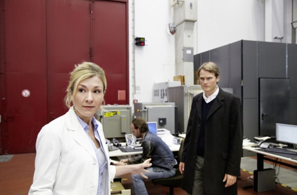 Voss und Fleischer befragen die Mitarbeiterin von Prof. Christian Ranstedt (Genija Rykova) an der Universität Erlangen.