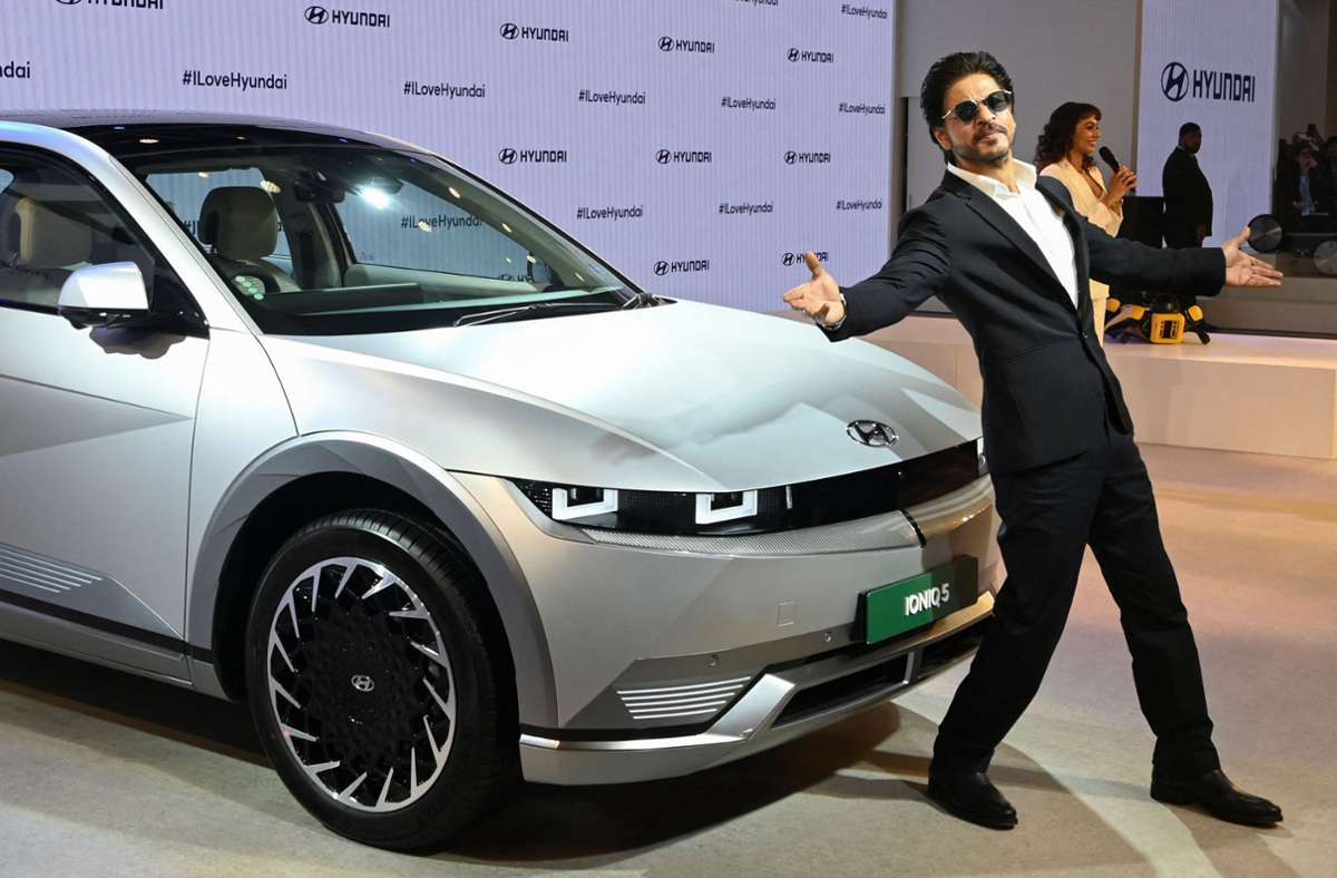 Der indische Schauspieler und Bollywood-Produzent Shahrukh Khan posiert vor dem neuen Hyundai Ioniq 5.