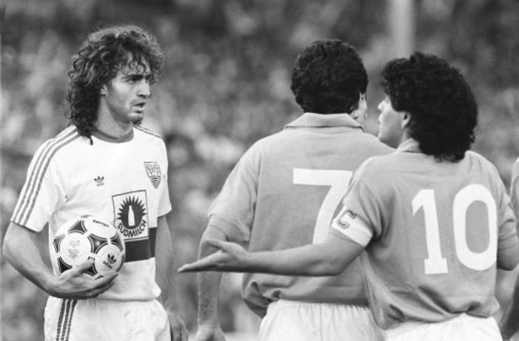 ... Bemühungen, den Spielrhythmus von Maradonas Neapolitanern zu stören - hier hält der junge Maurizio Gaudino einfach mal den Ball in der Hand - und allen Sturm- und Drang-Phasen von ...