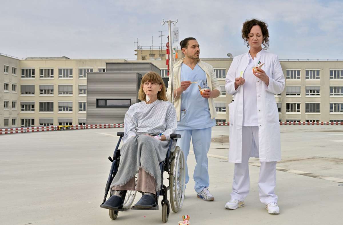 Eisessen auf dem Dach des Krankenhauses mit einer Patientin aus dem Elsaß