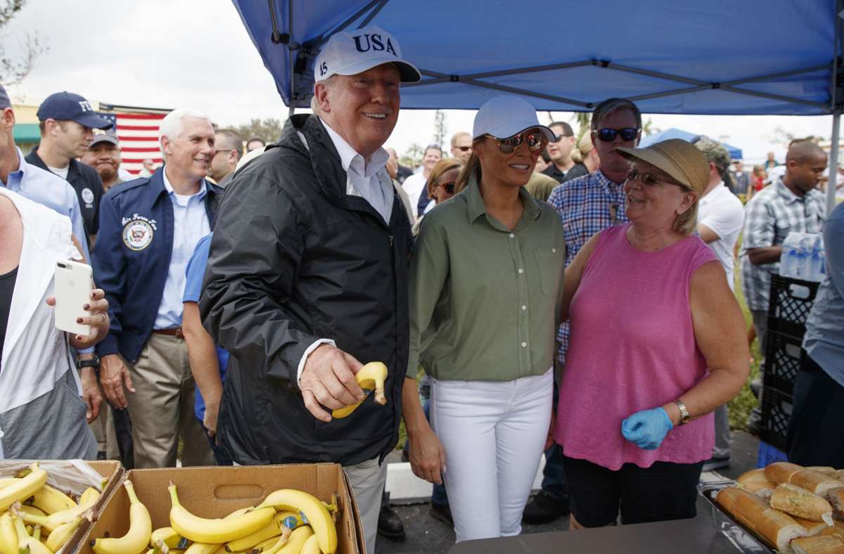 Zusammen mit dem Vize-Präsidenten Mike Pence und der First Lady besucht Donald Trump im September 2017 Naples. Die Menschen vor Ort wurden teils stark vom Hurrikan „Irma“ getroffen. Der US-Präsident verteilt an diesem Tag Essen an die Betroffenen.