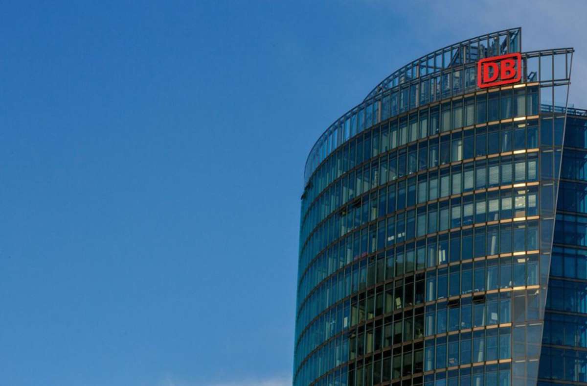 Zu dem gläsernen Multi-Komplex des Sony Center gehört auch der Tower der Deutschen Bahn.