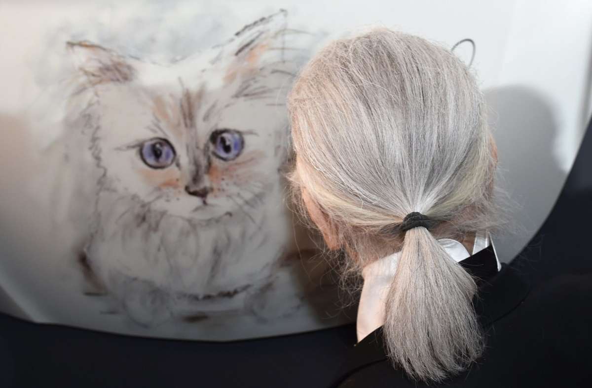 Der Modedesigner Karl Lagerfeld signiert bei der Vernissage für seinen Fotokalender im Palazzo Italia eine Zeichnung seiner Birma-Katze Choupette.