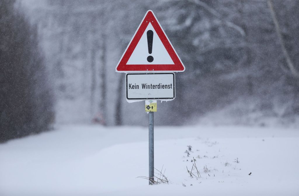 Ein Schild mit der Aufschrift „Kein Winterdienst“ steht an einer nicht geräumten und mit Schnee bedeckten Straße bei Uttenweiler-Offingen.