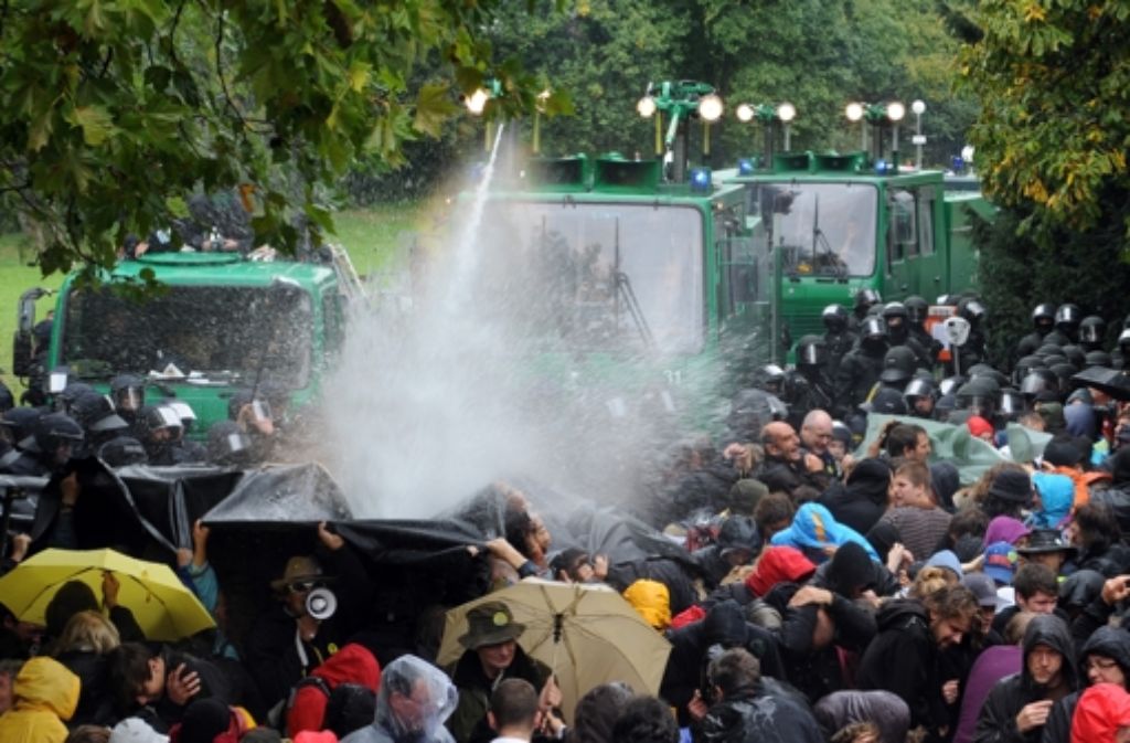 Der 30. September 2010 geht als „Schwarzer Donnerstag“ in die Geschichte des umstrittenen Bahnprojekts Stuttgart 21 ein. Die Polizei geht nach einer Schülerdemo mit Wasserwerfern gegen Demonstranten im Schlossgarten vor, Hunderte werden verletzt.