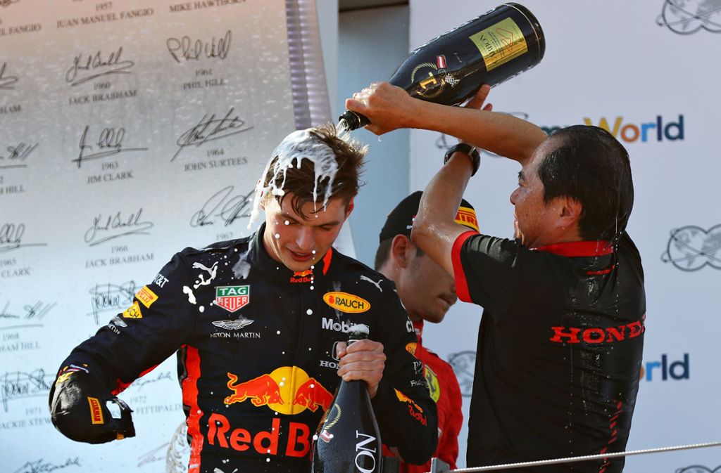 Die Champagner-Dusche (hier für Max Verstappen) nach dem Rennen ist da nur ein Tropfen auf den heißen Stein – und auch nicht unbedingt erquickend. Der Schampus brennt in den Augen, er verklebt die Haare und die Hände, und den Durst kann man damit auch nicht löschen. Aber die Prozedur gehört zum Regelwerk der Formel 1.
