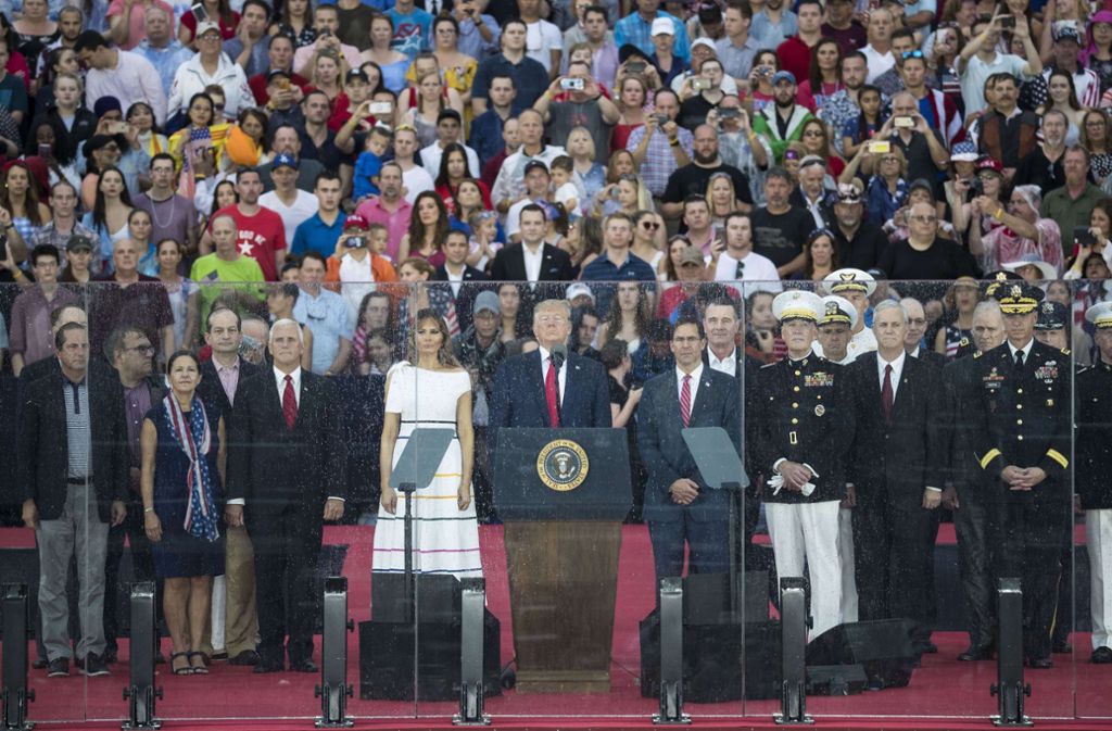 Präsident Trump und Vizepräsident Pence nebst Ehefrauen bei der Militärshow.